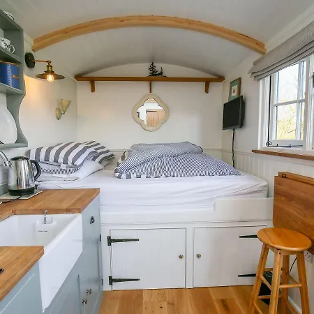 Shepherds Hut Slad Valley Cotswolds Painswick Exterior photo
