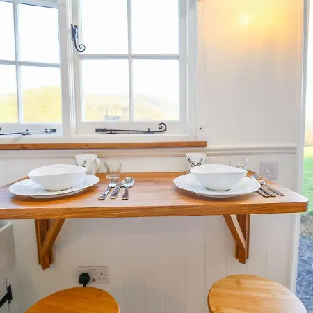 Shepherds Hut Slad Valley Cotswolds Painswick Exterior photo